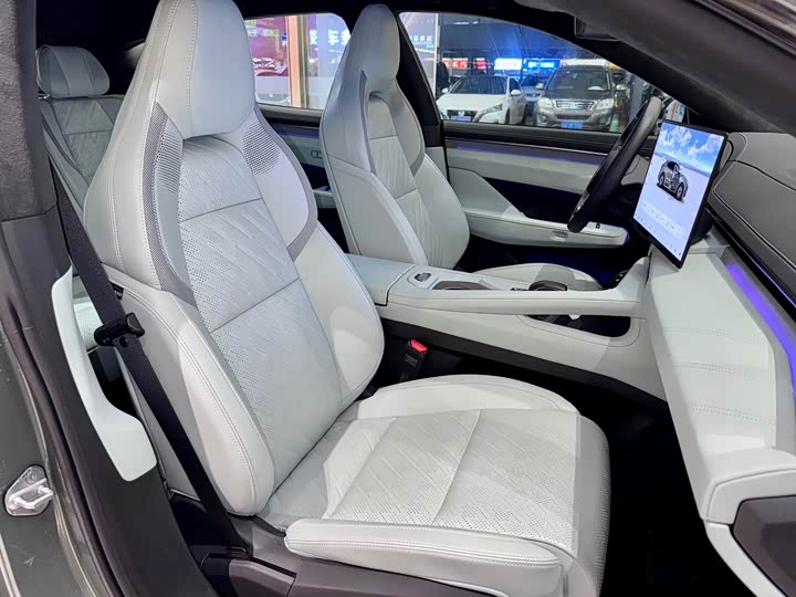 Фото 14 - Zeekr 001