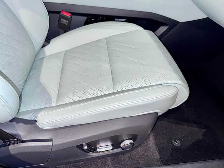 Фото 15 - Zeekr 001