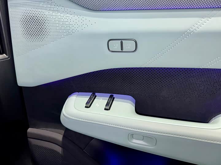 Фото 18 - Zeekr 001