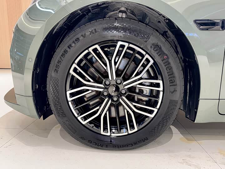 Фото 21 - Zeekr 001