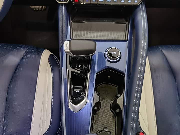 Фото 13 - Geely Monjaro