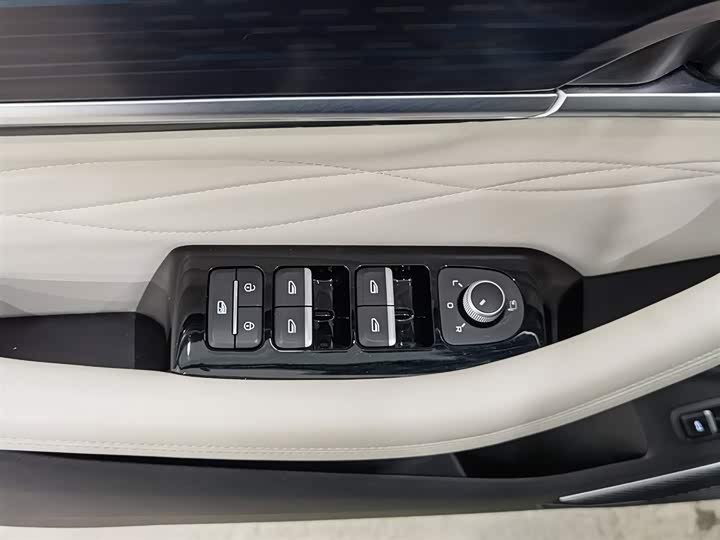 Фото 9 - Geely Monjaro