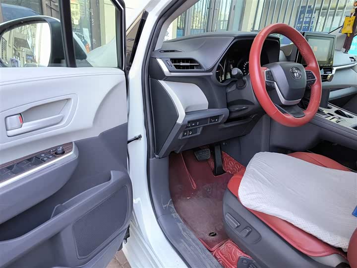 Фото 14 - Toyota Sienna