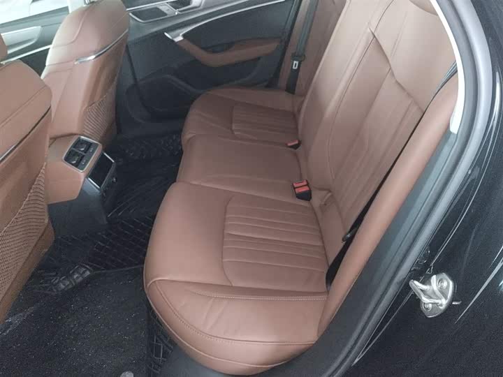 Фото 17 - Audi A6L