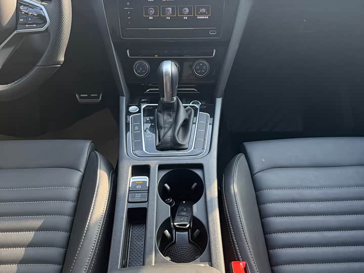 Фото 12 - Volkswagen Magotan