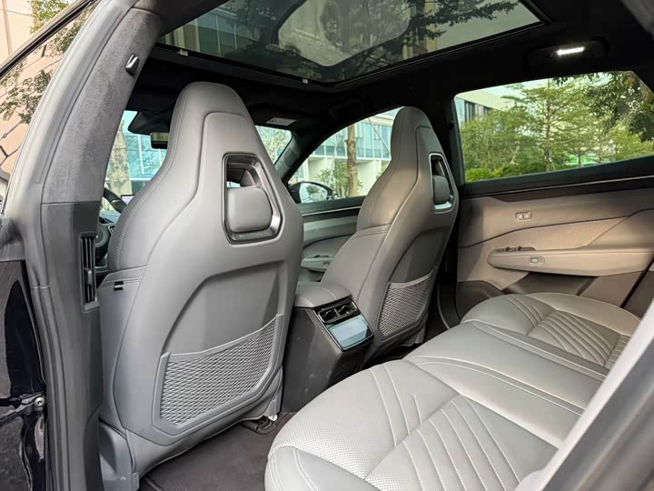 Фото 15 - Zeekr 001