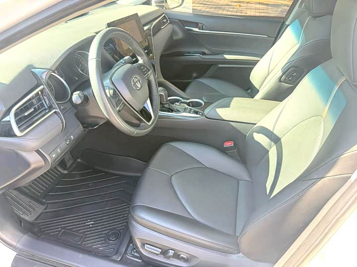 Фото 2 - Toyota Camry