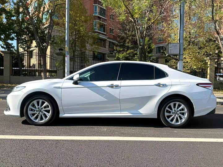 Фото 7 - Toyota Camry