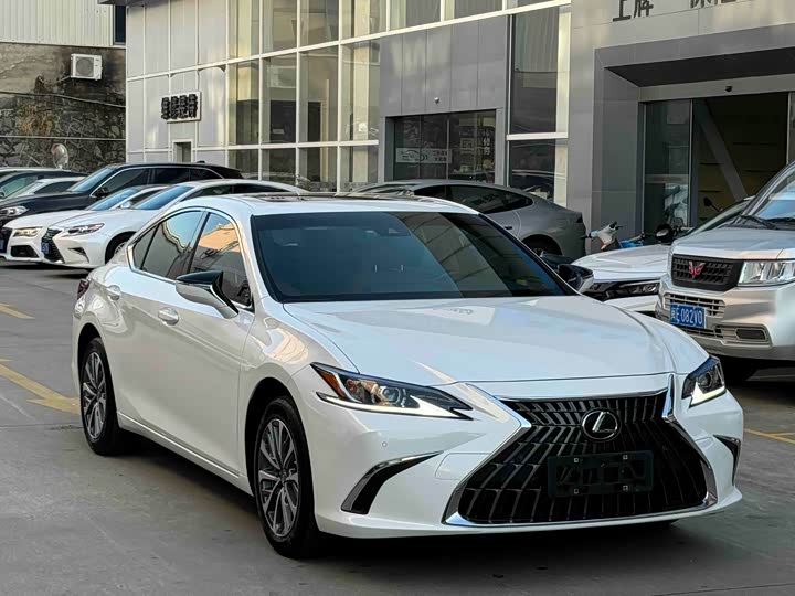 Фото 1 - Lexus ES