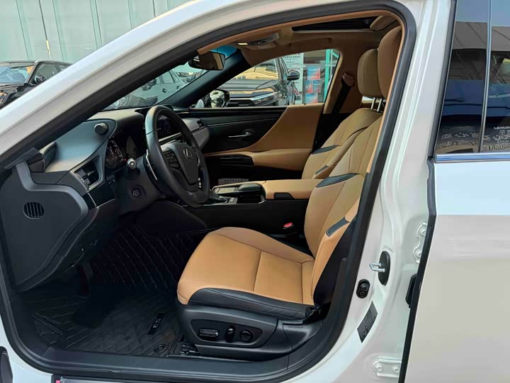 Фото 4 - Lexus ES