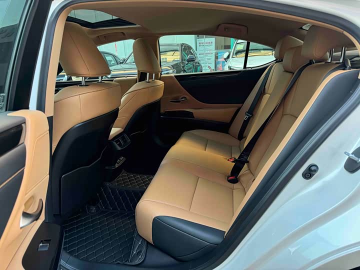 Фото 7 - Lexus ES