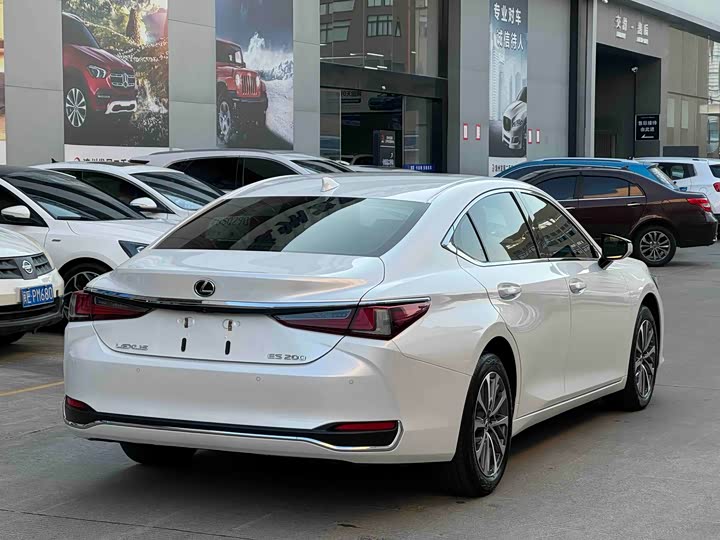 Фото 8 - Lexus ES