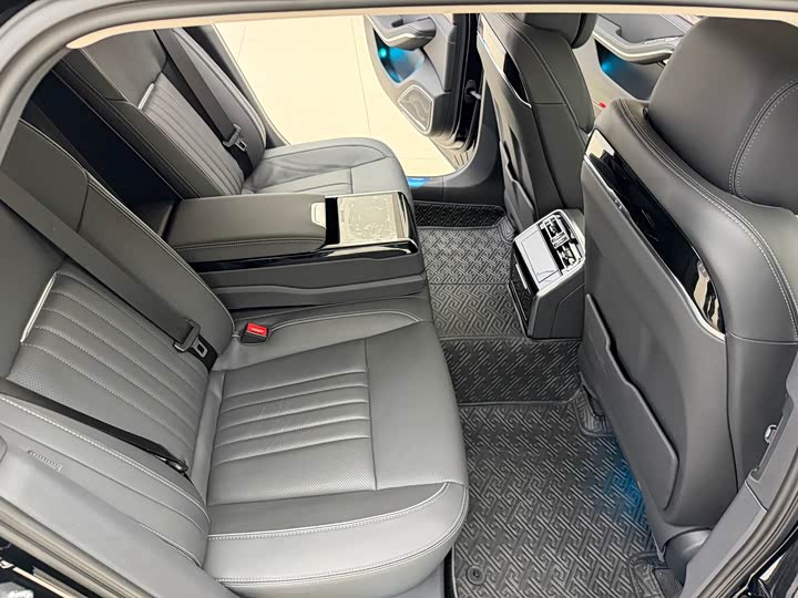 Фото 16 - Hongqi H9