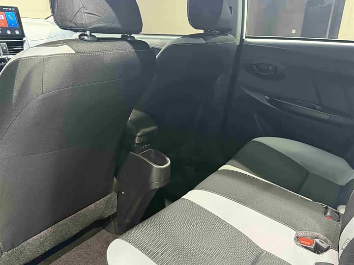 Фото 10 - Toyota Yaris L Hatchback