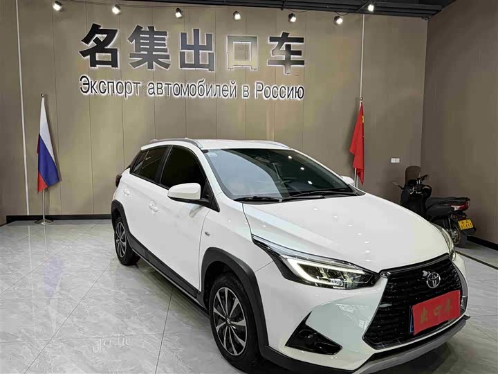 Фото 3 - Toyota Yaris L Hatchback