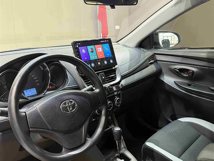 Фото 7 - Toyota Yaris L Hatchback