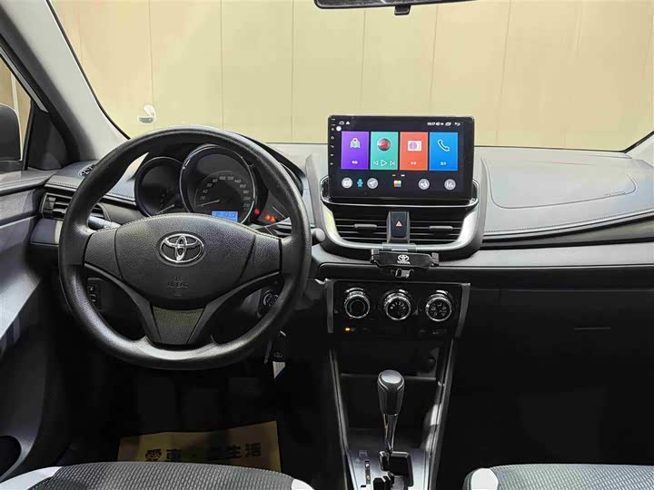 Фото 8 - Toyota Yaris L Hatchback