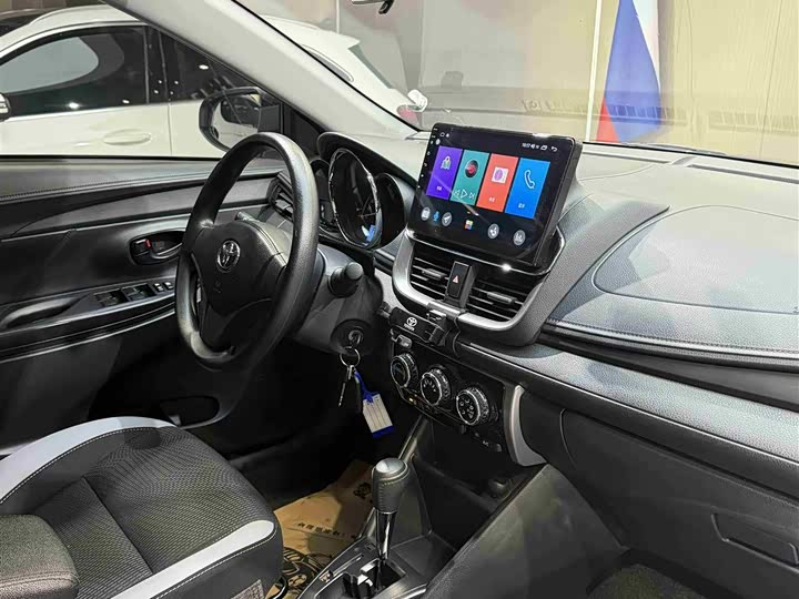 Фото 9 - Toyota Yaris L Hatchback