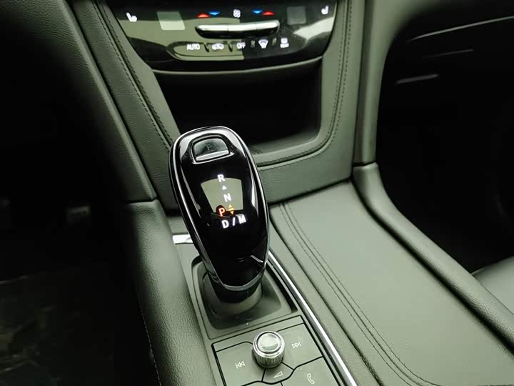 Фото 13 - Cadillac XT5