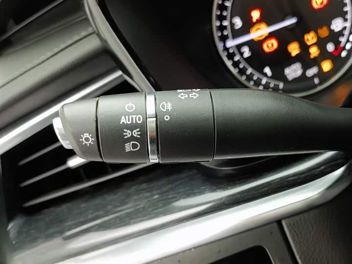 Фото 21 - Cadillac XT5