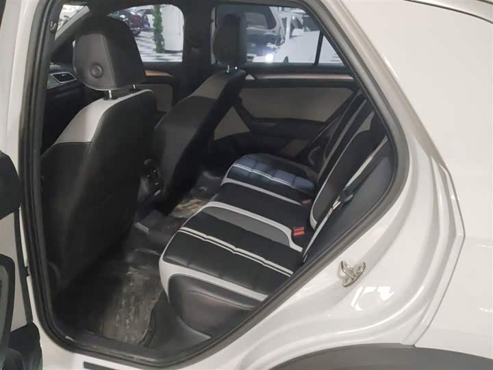 Фото 17 - Volkswagen T-Roc