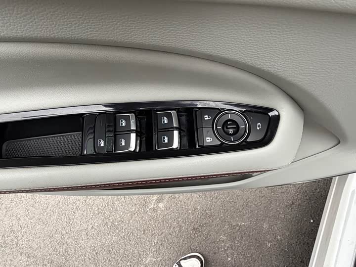 Фото 19 - Ford Equator