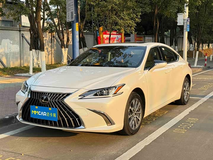 Фото 1 - Lexus ES