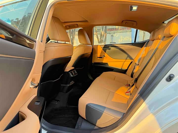 Фото 10 - Lexus ES