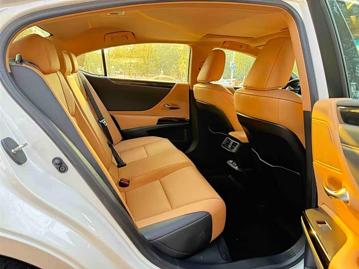 Фото 11 - Lexus ES