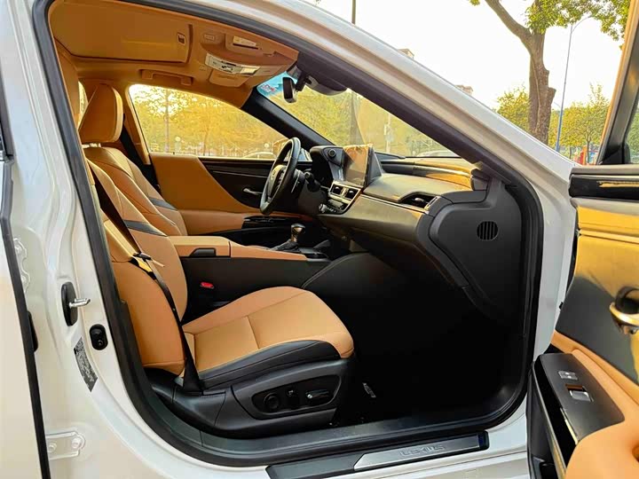 Фото 12 - Lexus ES