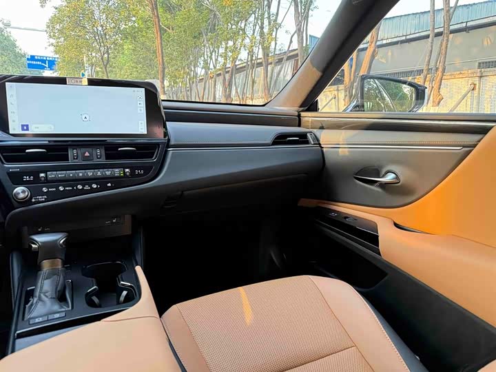 Фото 13 - Lexus ES