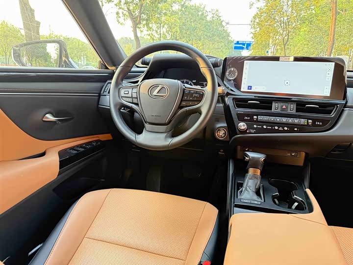 Фото 14 - Lexus ES