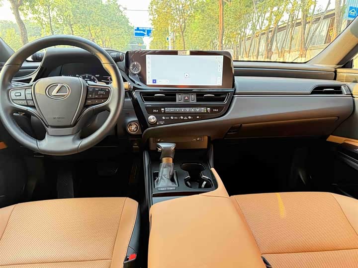 Фото 15 - Lexus ES