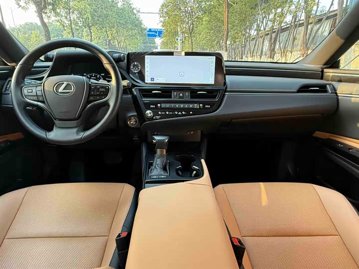 Фото 16 - Lexus ES