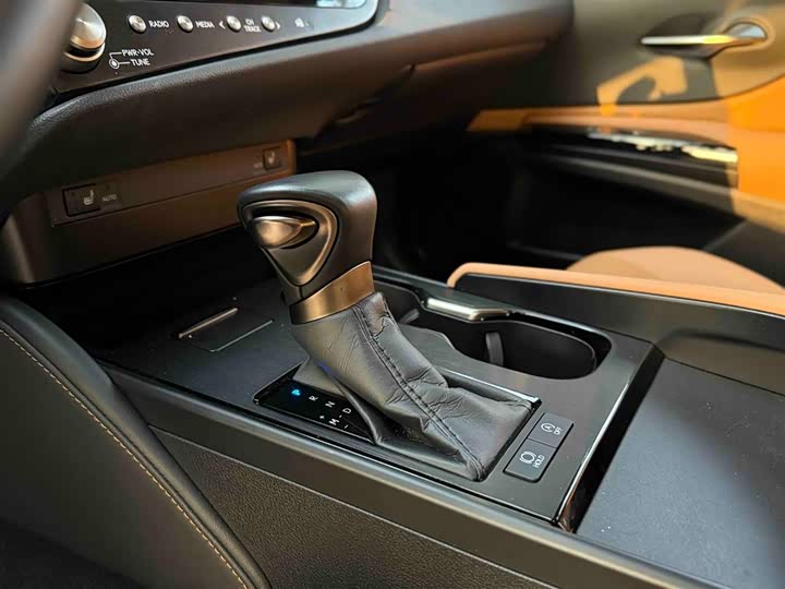 Фото 17 - Lexus ES