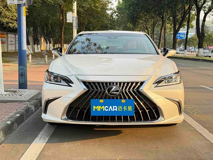 Фото 2 - Lexus ES