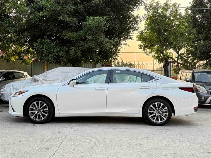 Фото 7 - Lexus ES