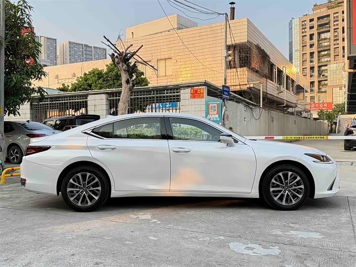 Фото 8 - Lexus ES