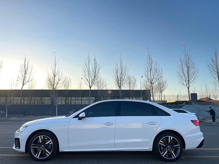 Фото 2 - Audi A4L