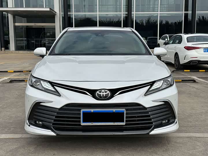 Фото 2 - Toyota Camry
