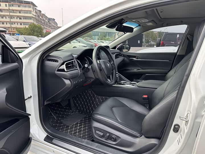 Фото 4 - Toyota Camry