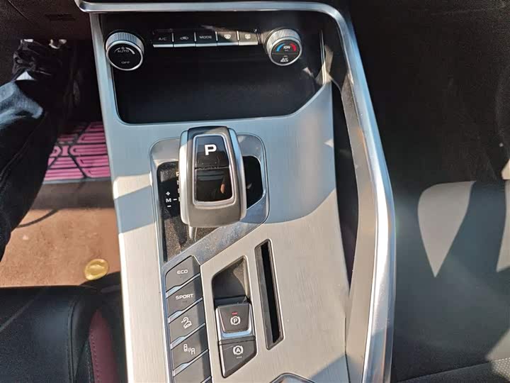 Фото 14 - Geely Coolray