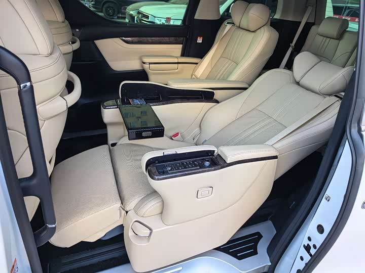 Фото 20 - Toyota Alphard