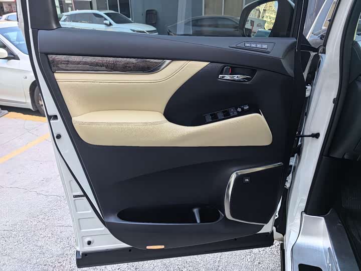 Фото 9 - Toyota Alphard