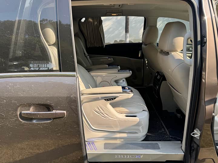 Фото 10 - Buick GL8 ES