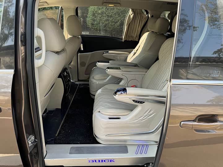 Фото 9 - Buick GL8 ES