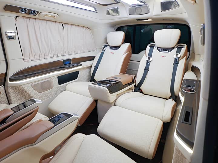 Фото 16 - Mercedes-Benz V-Class