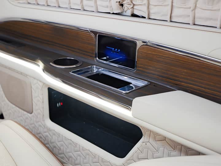 Фото 22 - Mercedes-Benz V-Class