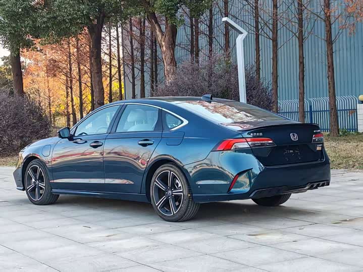 Фото 6 - Honda Inspire Hybrid