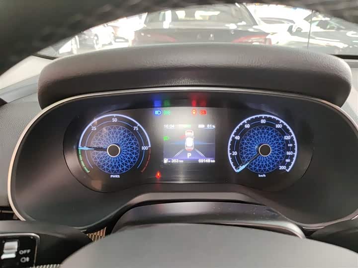 Фото 12 - Hongqi E-QM5